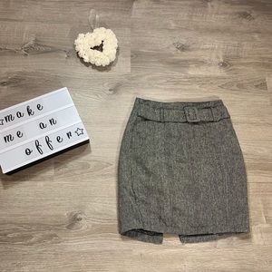 Forever 21 women’s gray skirt